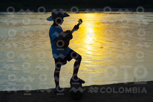 Niño Músico llanero al atardecer,Arauca / Child Plainsman musician at sunset, Arauca