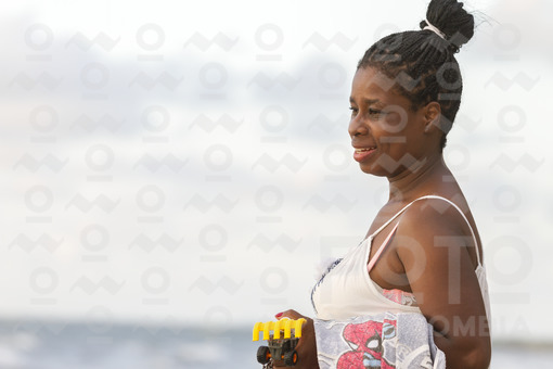 Mujer en playa de Coveñas,Sucre / Woman in Coveñas beach,Sucre