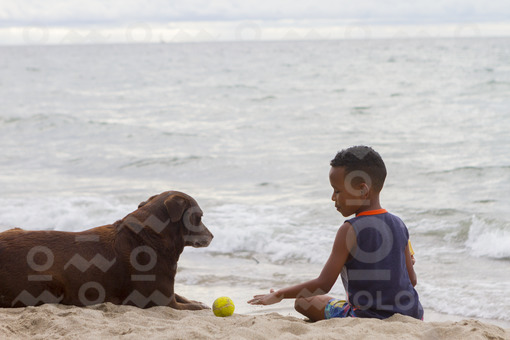 Niño y perro en Playa de Coveñas,Sucre / Child and dog in Coveñas Beach,Sucre